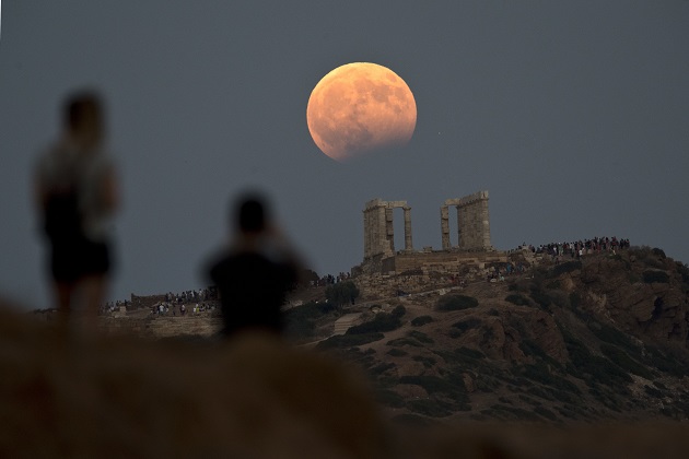 Ραντεβού στην Ακρόπολη για μια βόλτα στο φεγγάρι