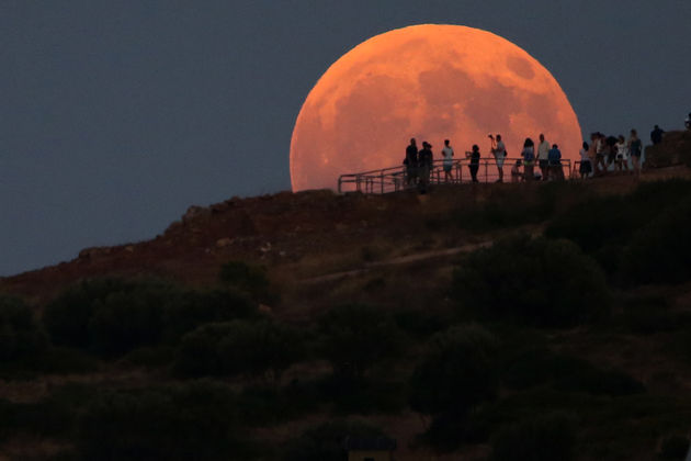 Ραντεβού στην Ακρόπολη για μια βόλτα στο φεγγάρι