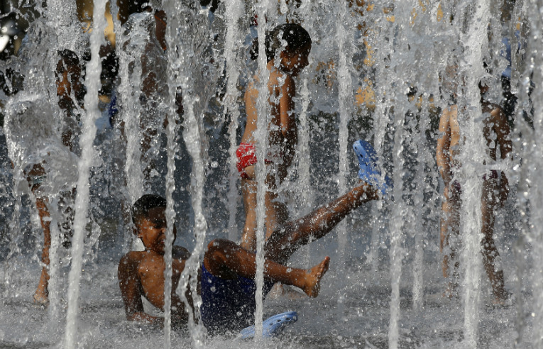 Ο καύσωνας υποχωρεί, οι πυρκαγιές επιμένουν