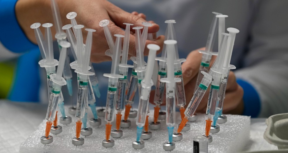 Η «Ο» δείχνει τα δόντια της, ενώ συμπληρώνεται ένας χρόνος εμβολιασμών