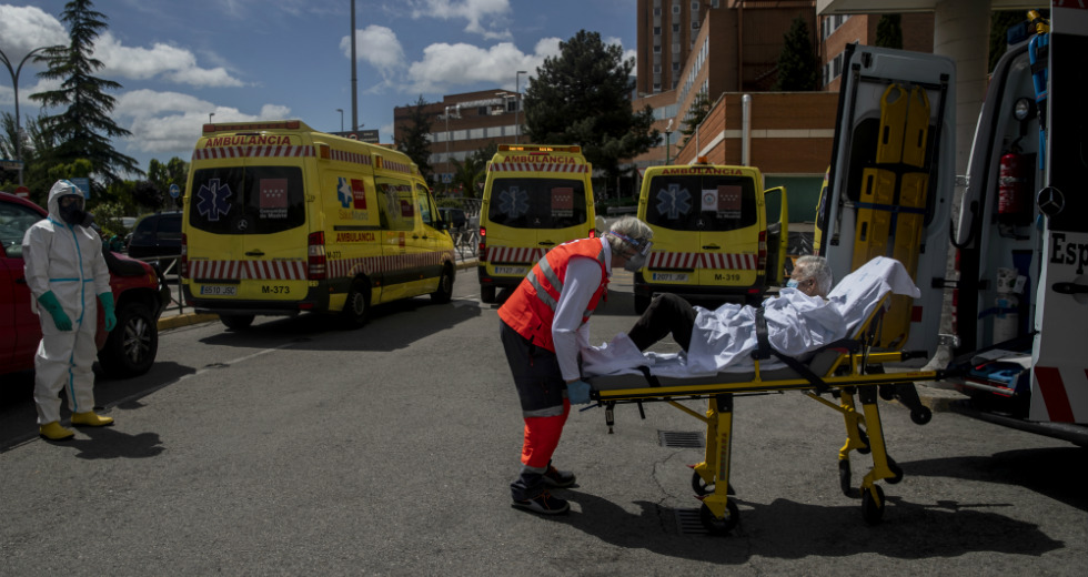 Σχεδόν 3,2 εκατ. κρούσματα, πάνω από 230.000 νεκροί από τον κορονοϊό