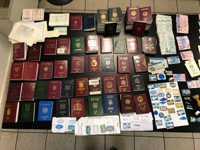 Σπείρα πλαστογραφούσε και διακινούσε ταξιδιωτικά έγγραφα