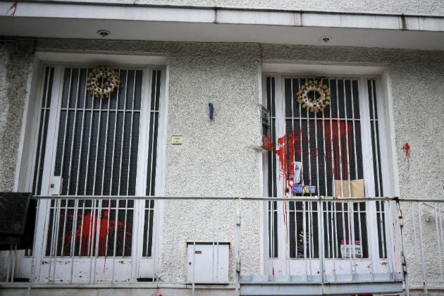Συνθήματα και μπογιές στο σπίτι του Μίκη Θεοδωράκη