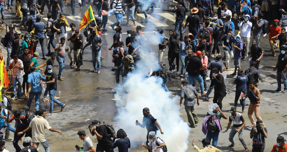 Οργή λαού στη Σρι Λάνκα – Φλέγεται η πρωθυπουργική κατοικία