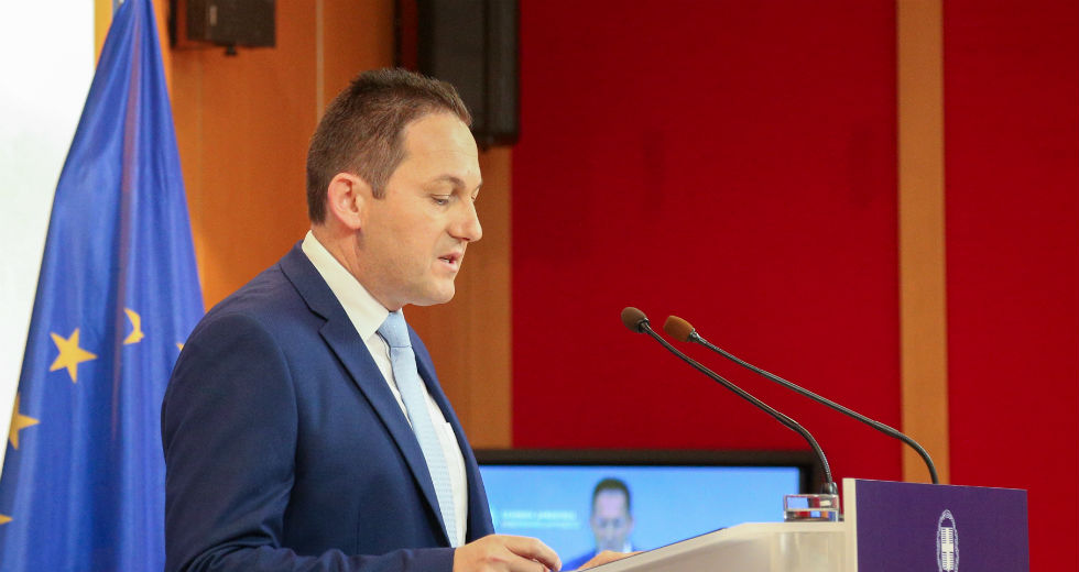«Οι μνηστήρες επιχειρούν να γκρεμίσουν όσα με κόπο χτίσαμε»