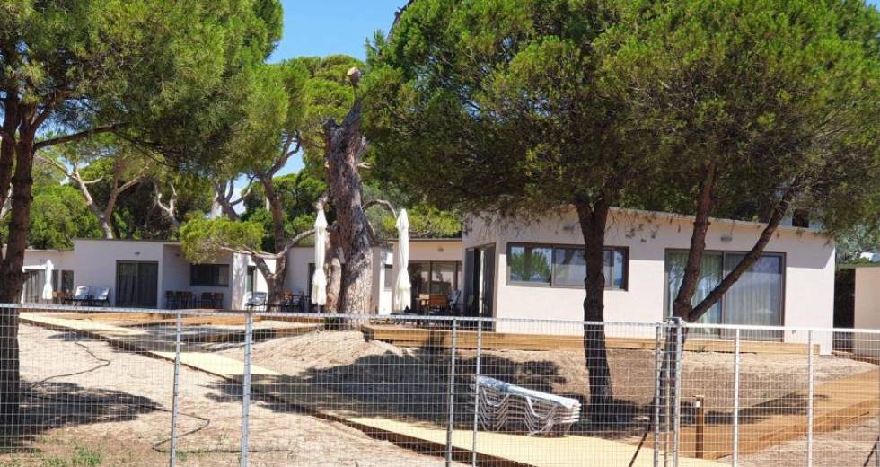 Αυθαίρετα τουριστικά καταλύματα σε ζώνη περιβαλλοντικής προστασίας στον Σχοινιά
