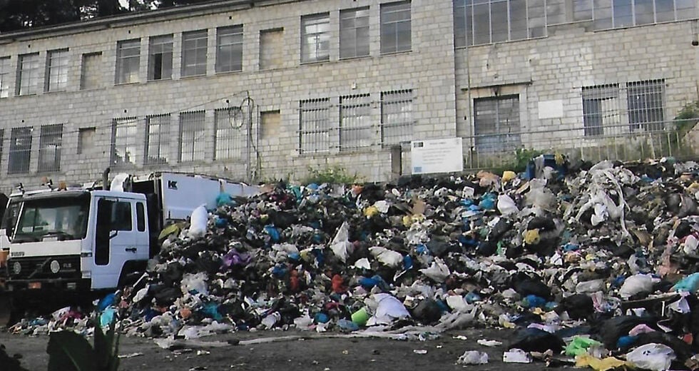 Βουνά από σκουπίδια στο γυμνάσιο Δημητσάνας