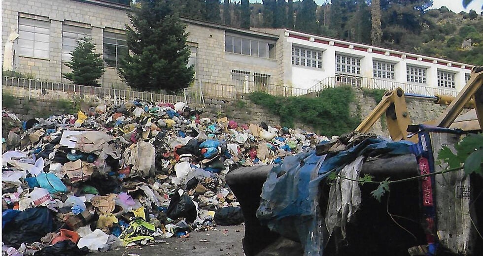 Βουνά από σκουπίδια στο γυμνάσιο Δημητσάνας