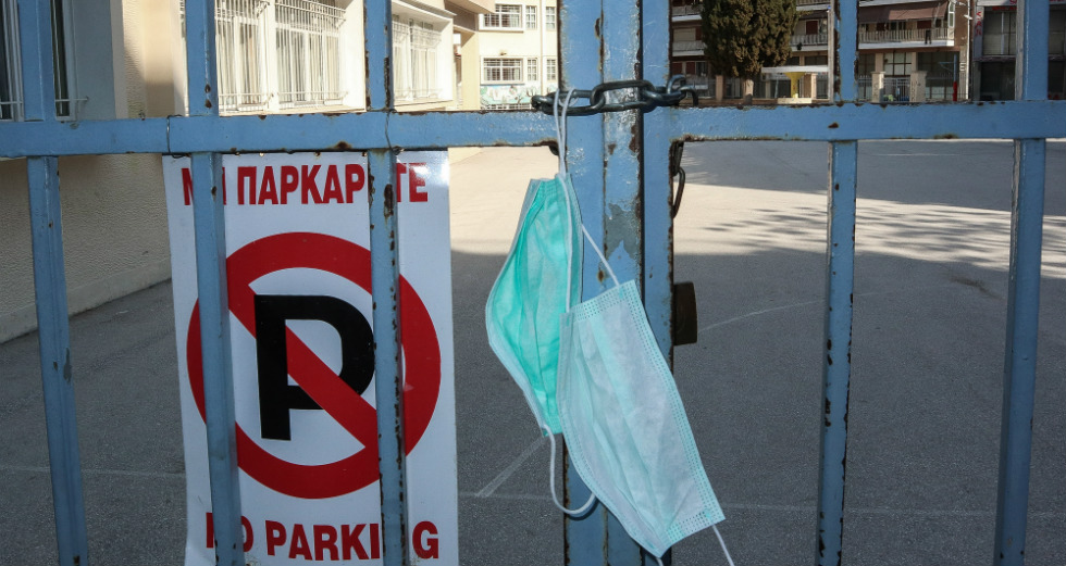 Λουκέτα και… μάσκες στα σχολεία