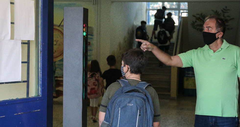 Πρώτη ημέρα στο σχολείο με μάσκες, αντισηπτικά και αγιασμό στην τάξη