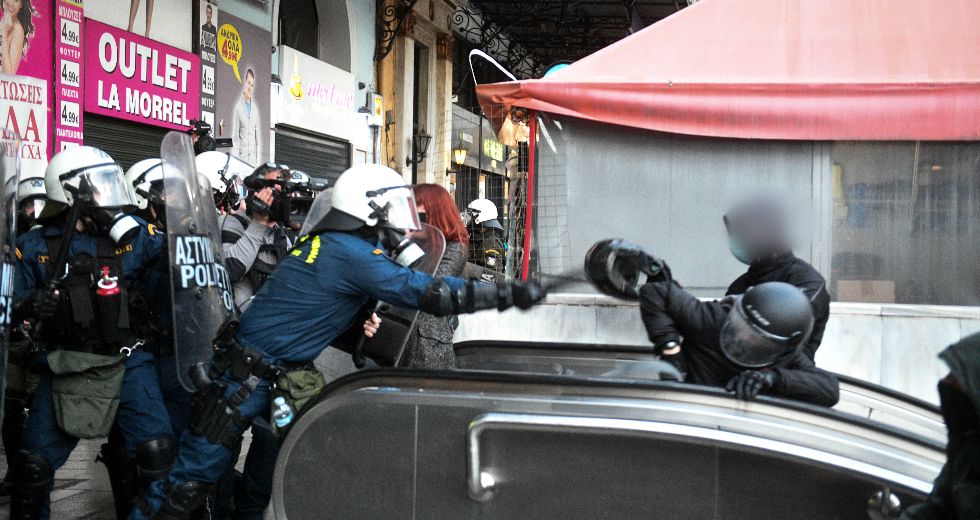 Αστυνομικά όργια ξανά κατά δημοσιογράφων και διαδηλωτών στην πορεία για τον Κουφοντίνα
