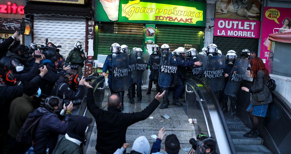 Αστυνομικά όργια ξανά κατά δημοσιογράφων και διαδηλωτών στην πορεία για τον Κουφοντίνα