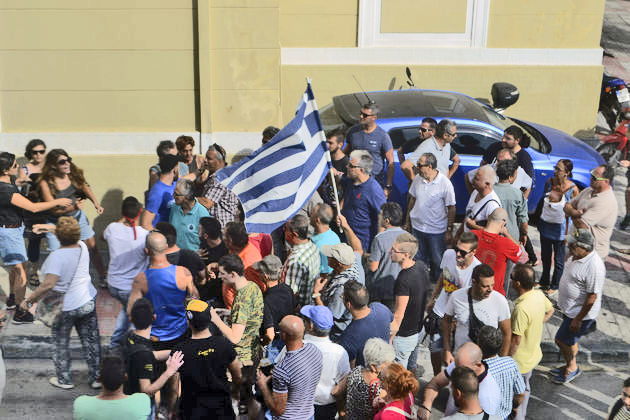 Το φαιό αυγό του φιδιού στο «κόκκινο νησί»