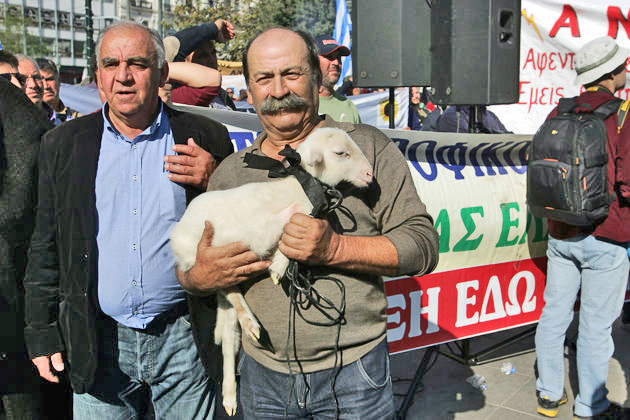 Μεταξύ ακροδεξιών και ΜΑΤ διαδήλωσε ο κόσμος της υπαίθρου