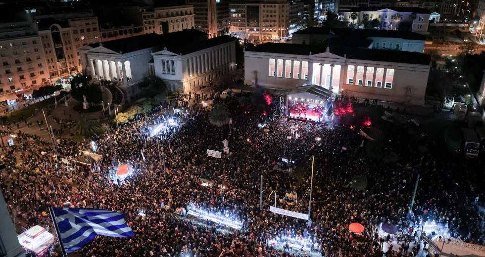Αντιπολεμικό «ανθρώπινο ποτάμι» στα Προπύλαια σε μια μεγαλειώδη συναυλία