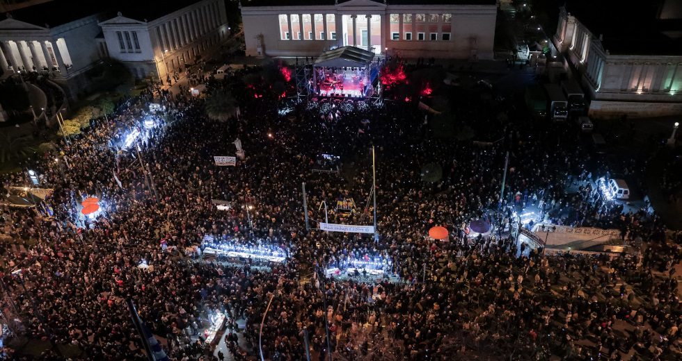 Αντιπολεμικό «ανθρώπινο ποτάμι» στα Προπύλαια σε μια μεγαλειώδη συναυλία