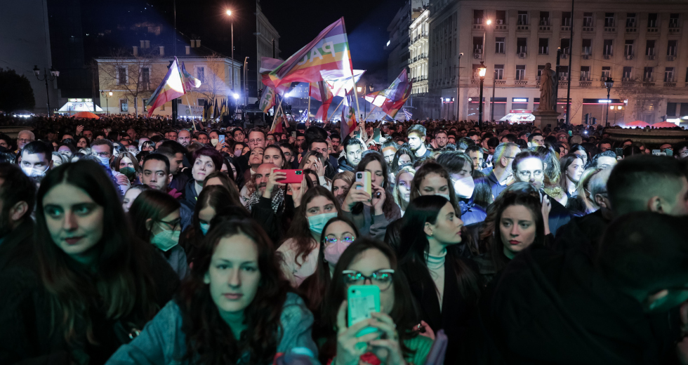 Αντιπολεμικό «ανθρώπινο ποτάμι» στα Προπύλαια σε μια μεγαλειώδη συναυλία
