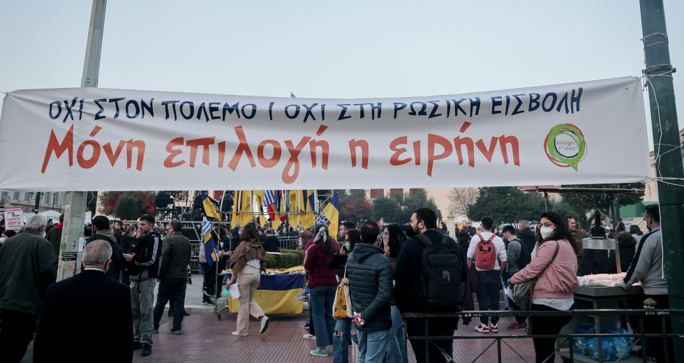 Αντιπολεμικό «ανθρώπινο ποτάμι» στα Προπύλαια σε μια μεγαλειώδη συναυλία