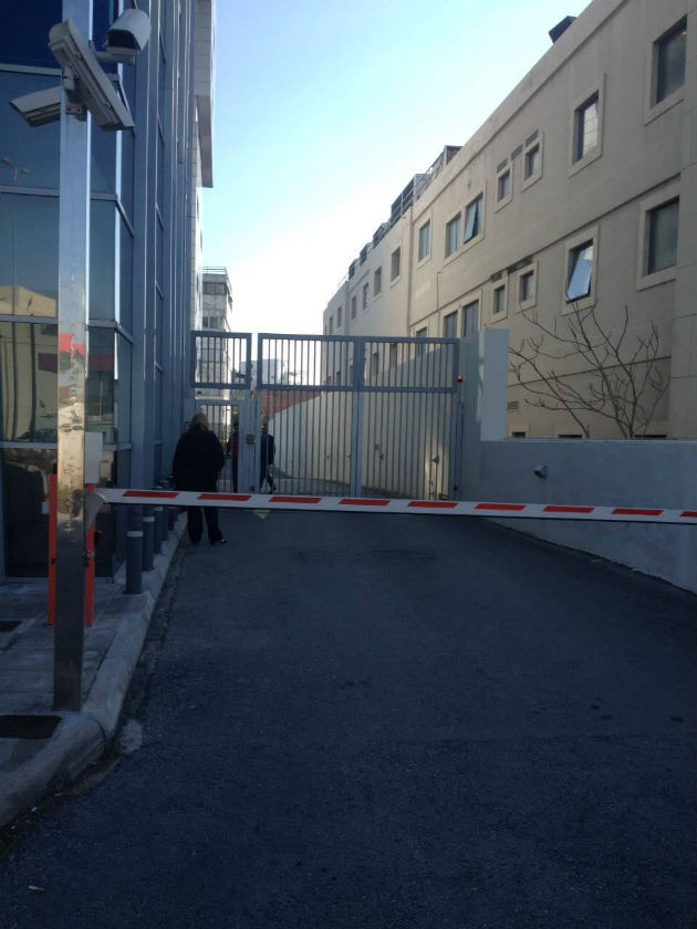 Γενική συνέλευση στο πεζοδρόμιο