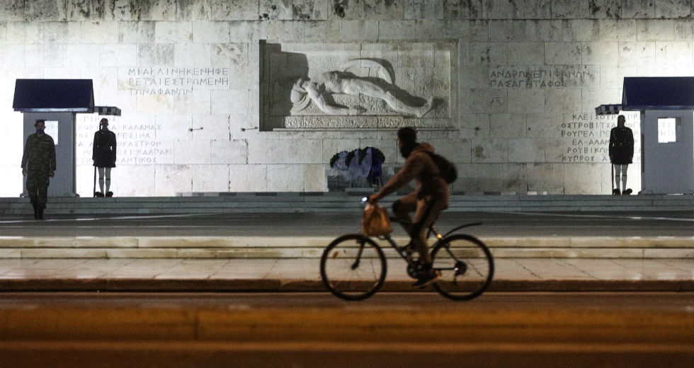 Έρημες πόλεις η Αθήνα και η Θεσσαλονίκη μετά τα μεσάνυχτα [εικόνες]
