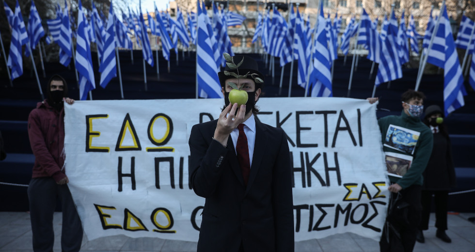 Αστυνομική βία ξανά σε σιωπηρή διαμαρτυρία καλλιτεχνών στο Σύνταγμα