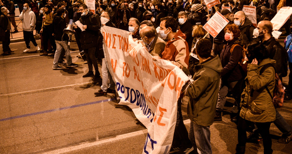 Λαοθάλασσα στους δρόμους κατά της καταστολής και της αστυνομικής βαρβαρότητας