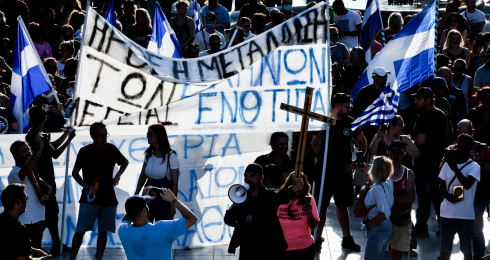 Σύνταγμα: Χρυσαυγίτες, ακροδεξιοί με σταυρούς και εικόνες κατά των εμβολίων