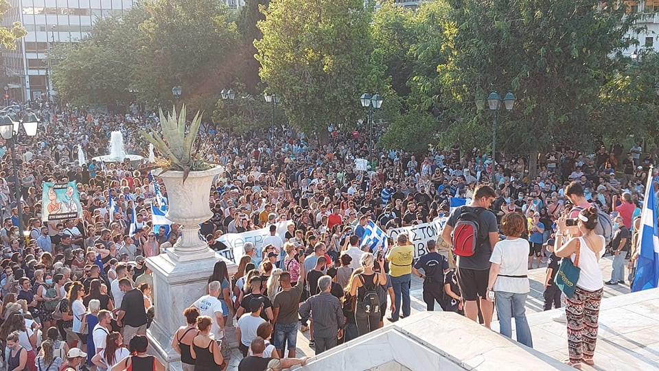 Σύνταγμα: Χρυσαυγίτες, ακροδεξιοί με σταυρούς και εικόνες κατά των εμβολίων