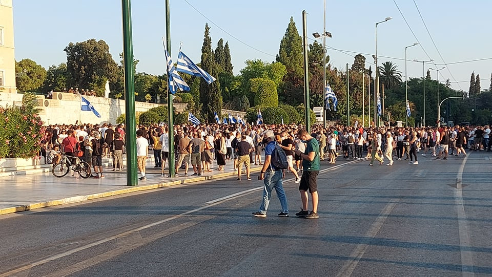 Σύνταγμα: Χρυσαυγίτες, ακροδεξιοί με σταυρούς και εικόνες κατά των εμβολίων