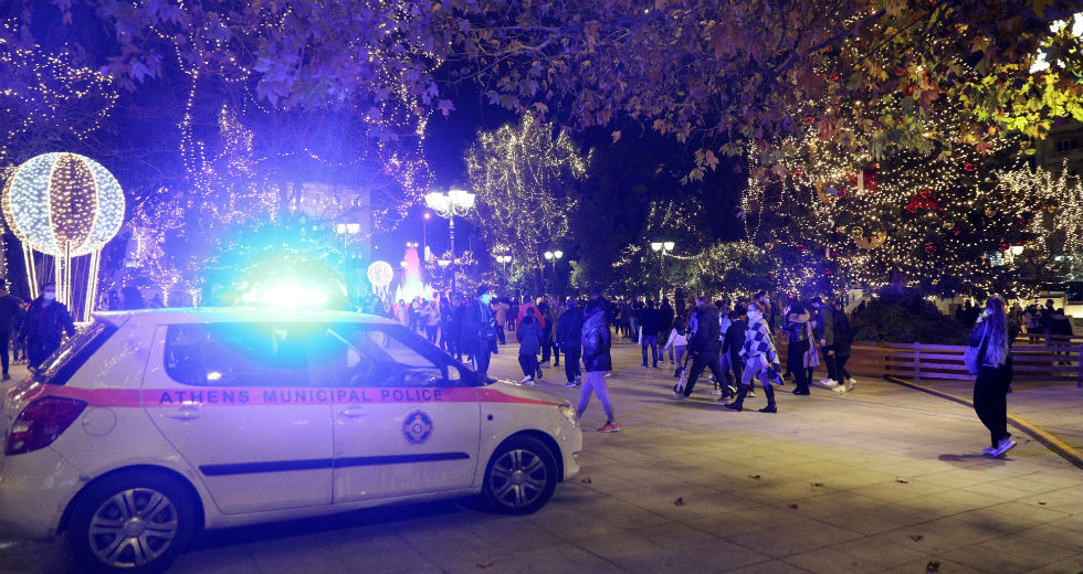 Αυξημένη κίνηση στο στολισμένο Σύνταγμα