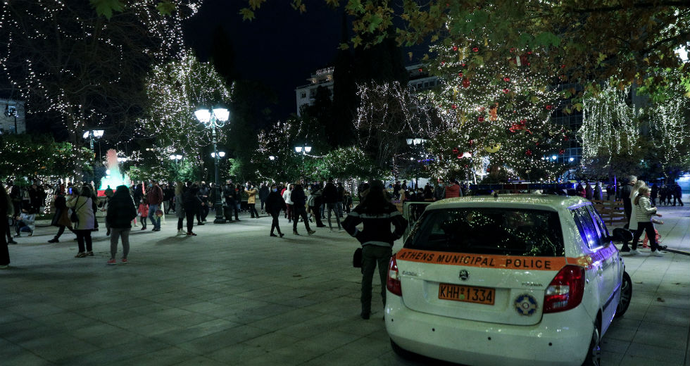 Αυξημένη κίνηση στο στολισμένο Σύνταγμα