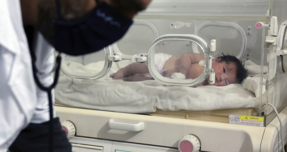 Η ελπίδα γεννήθηκε στα χαλάσματα της Συρίας – Χιλιάδες ζητούν να υιοθετήσουν διασωθέν βρέφος