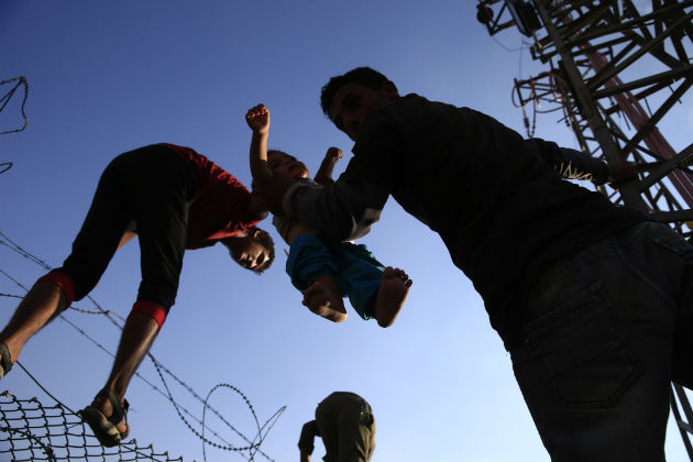 Εικόνες απελπισίας στα τουρκοσυριακά σύνορα