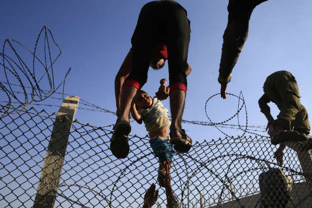 Εικόνες απελπισίας στα τουρκοσυριακά σύνορα