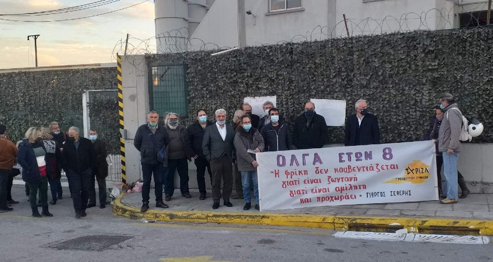 Λίγα λουλούδια στον χώρο που πέθανε η 8χρονη Όλγα