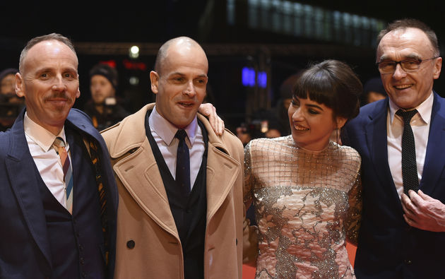 Επικήδειος στο «Trainspotting», σφυροκόπημα στον Τραμπ