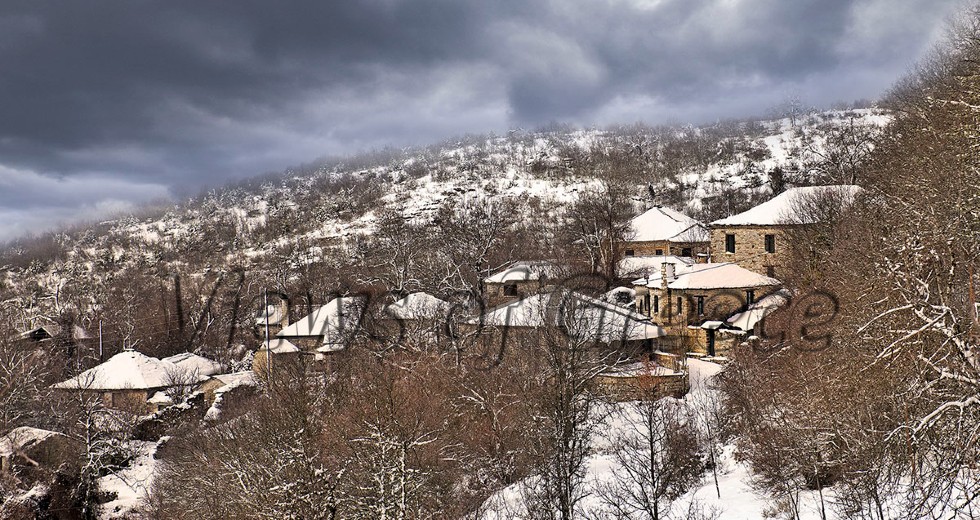 Στα ψηλότερα χωριά τις Ελλάδας τα πρώτα χιονισμένα τοπία