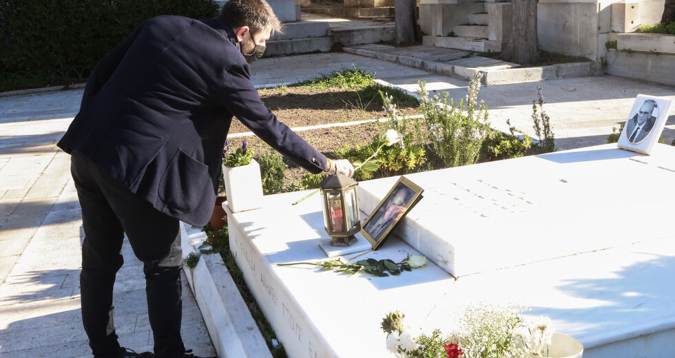 Αποφασίζει για πρόσωπα και ρόλους