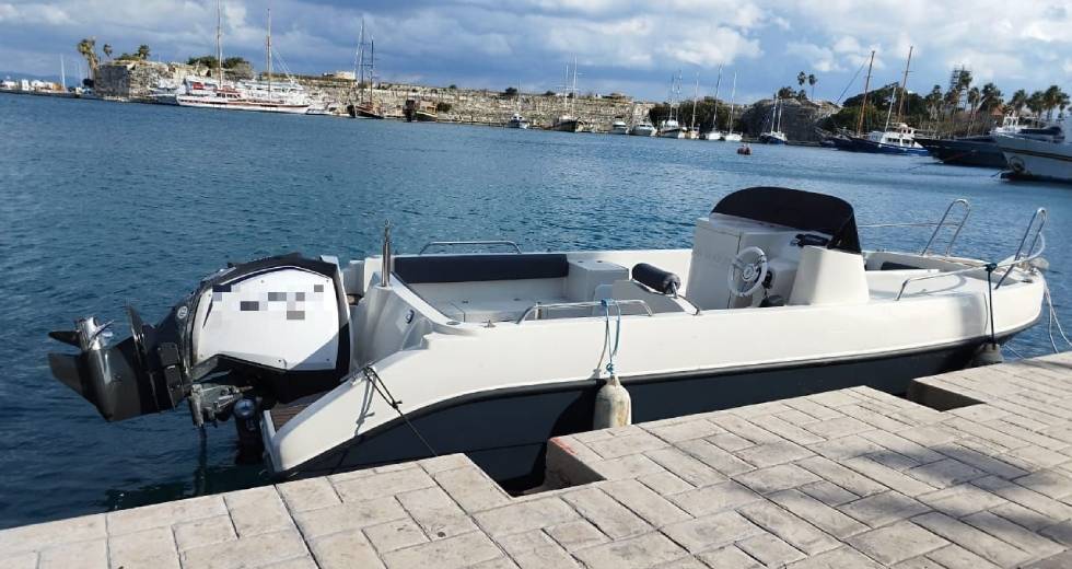 Καταδίωξη και ακινητοποίηση σκάφους με μετανάστες στην Κω