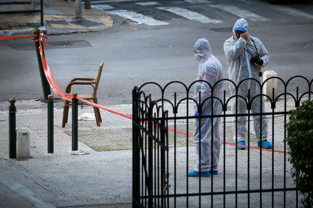 Έκρηξη στο Κολωνάκι, τραυματίστηκαν αστυνομικός και νεωκόρος