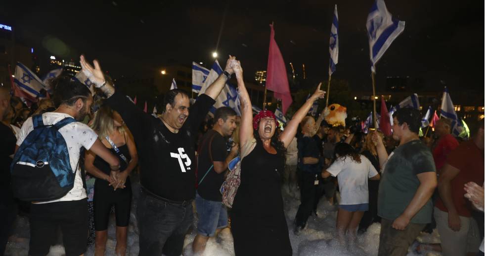 Πανηγυρισμοί στο Ισραήλ για την αποχώρηση του Νετανιάχου