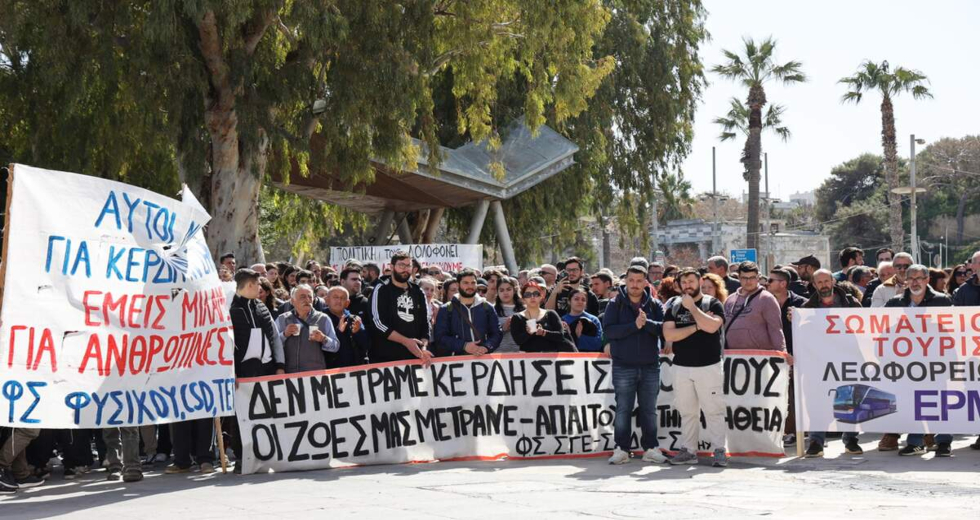 Στους δρόμους οι Κρητικοί για το δυστύχημα στα Τέμπη – «Είναι δολοφονίες»
