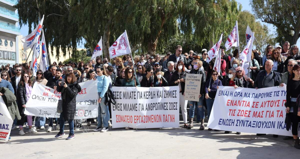 Στους δρόμους οι Κρητικοί για το δυστύχημα στα Τέμπη – «Είναι δολοφονίες»