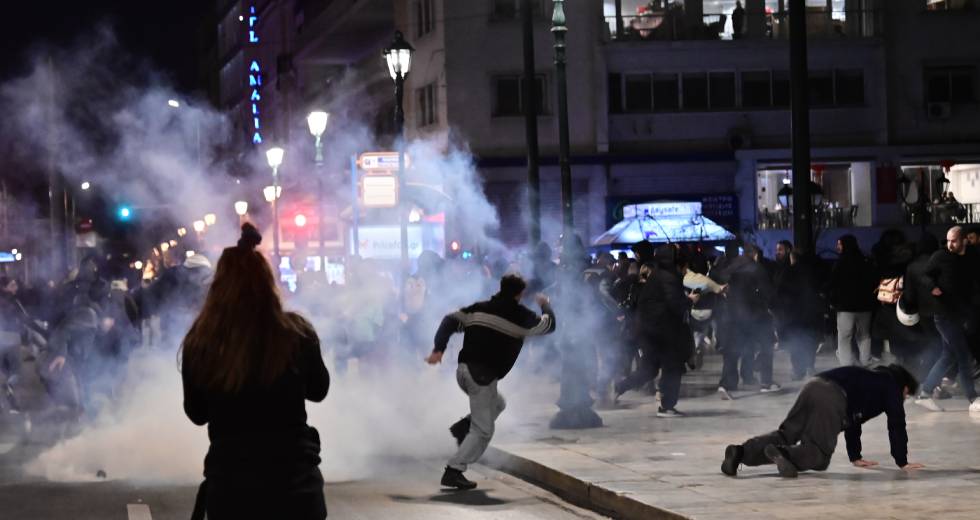 Η οργή και η άγρια καταστολή των διαδηλώσεων για τα Τέμπη μέσα από τον «φακό» των διεθνών ΜΜΕ