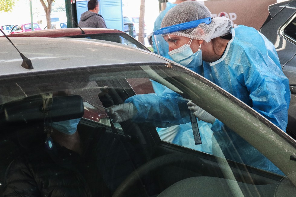 Ουρές αυτοκινήτων στη Λάρισα για drive-through τεστ κορονοϊού
