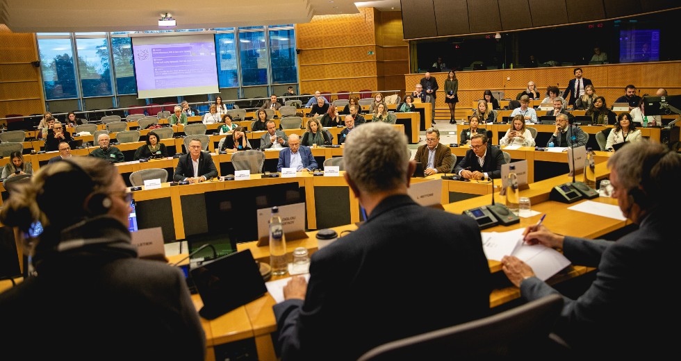 «Κλειστές πόρτες» και «επίθεση στη Δημοκρατία» καταγγέλλουν ευρωβουλευτές μέλη της PEGA