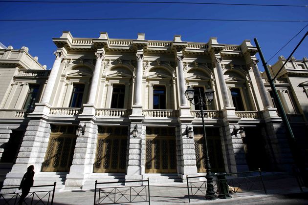 Χατζάκης εν μέσω δύο πυρών