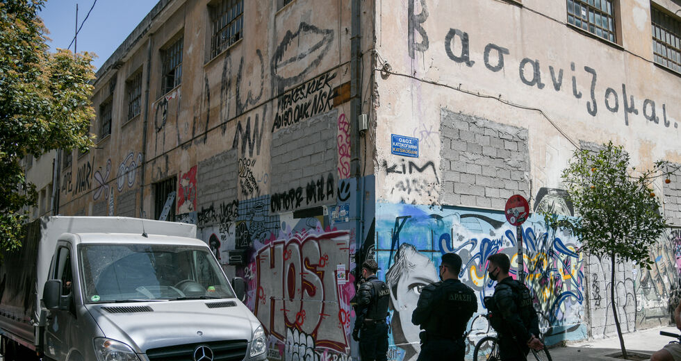 Θέατρο του παραλόγου με το Θέατρο «Εμπρός»