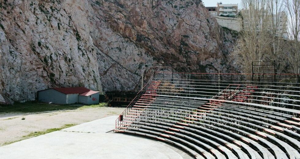 Ζητείται θεσμική παρέμβαση για να σωθεί το Θέατρο Βράχων