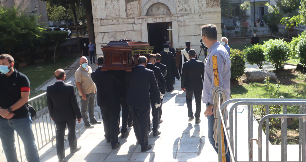…τον καμαρώνει η γειτονιά στα παραθύρια με χαμηλά, τα μαύρα του τα μάτια λεβέντης εροβόλαγε…